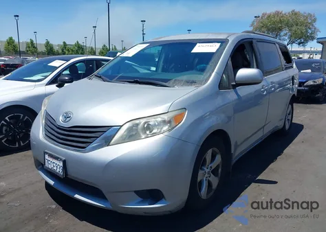 2014 Toyota Sienna Le z USA, uszkodzony, nr VIN 5TDKK3DC8ES467759